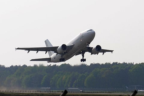 जलवायु के लिए काफी महंगा है हवाई जहाज का सफर, हर साल हो रही 100 करोड़ टन सीओ2 उत्सर्जित