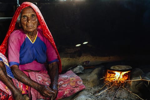 भारत में बुजुर्ग ग्रामीण महिलाओं के मानसिक स्वास्थ्य को प्रभावित कर रहा है घरों में मौजूद वायु प्रदूषण