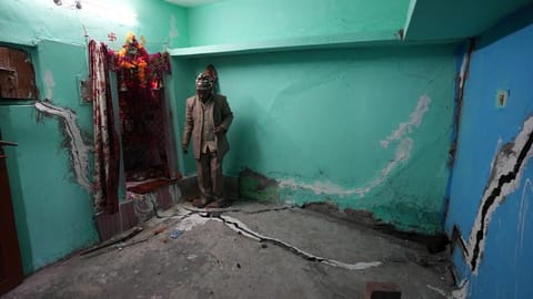 चंदर बल्लभ पांडे के घर में आई दरारें। फोटो : सनी गौतम