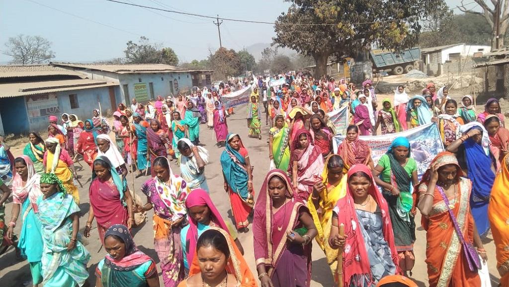 छत्तीसगढ़ के रायगढ़ जिले के 36 गांवों में रह रहे आदिवासी तीन दिन की पदयात्रा कर रहे हैं। फोटो: राजेश गुप्ता