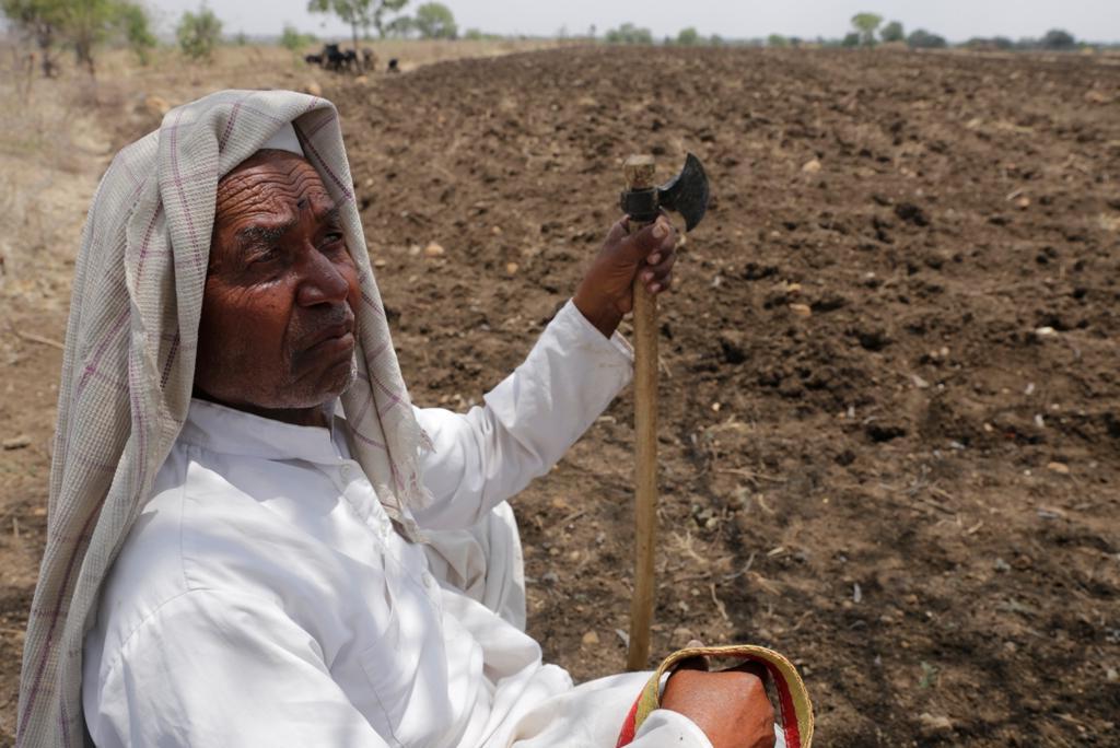 बीज बोने के लिए बारिश की बाट जोहता किसान
