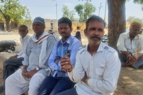 राजस्थान के ग्रामदानी गांव सीड़ के ग्राम सभा के सचिव केशुराम मीणा, ग्राम पंचायत सरपंच प्रकाश चंद मीणा व ग्राम सभा के प्रधान बाबरू राम। फोटो: राजू सजवान