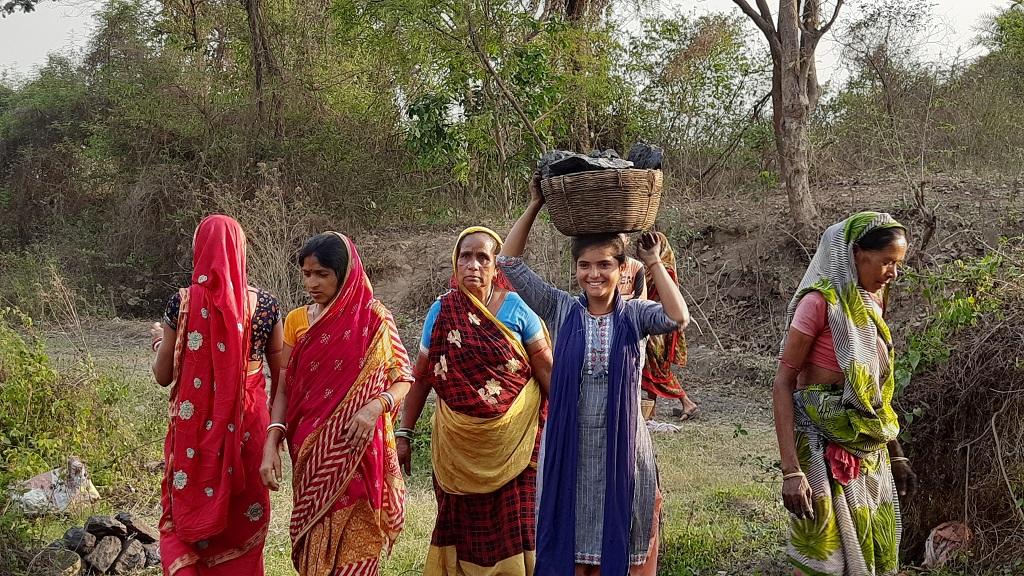 झारखंड के धनबाद जिले के जहाजटांड गांव में महिलाओं के साथ कोयला चुनती 16 वर्षीय सोनाली। फोटो: वर्षा सिंह