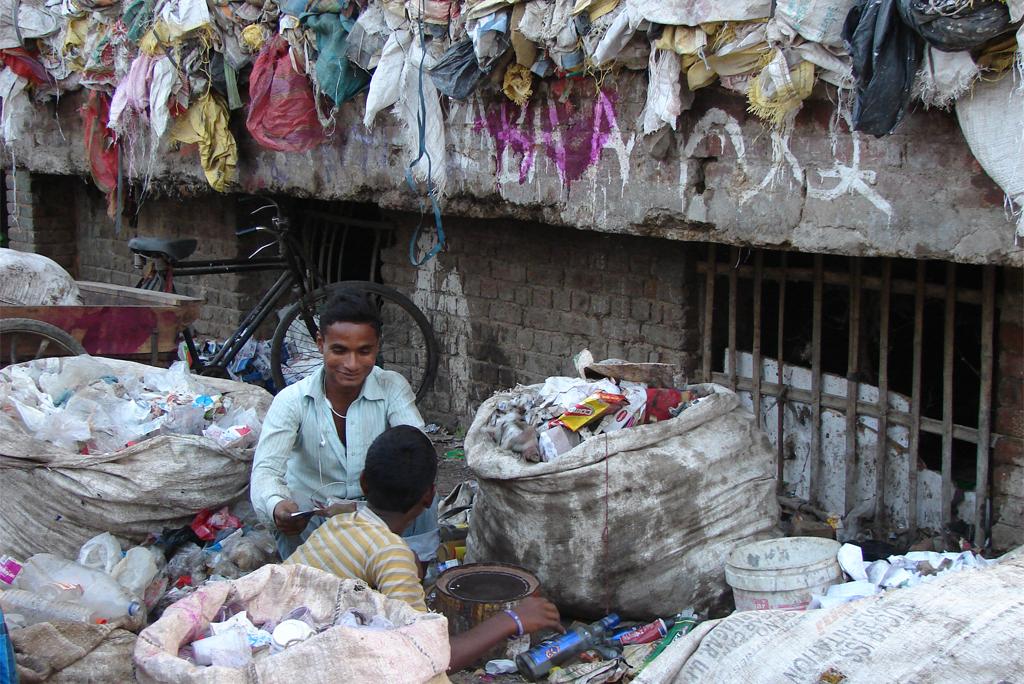 संयुक्त राष्ट्र विशेषज्ञों ने चेताया पर्यावरण और मानवाधिकारों को खतरे में डाल रही हैं प्लास्टिक प्रदूषण की 'उफनती लहर'