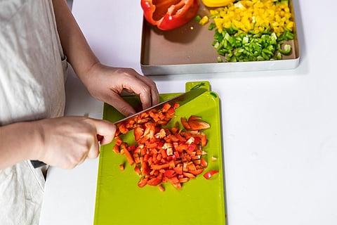 सब्जी काटने के लिए इस्तेमाल होने वाला चॉपिंग बोर्ड; फोटो: आईस्टॉक