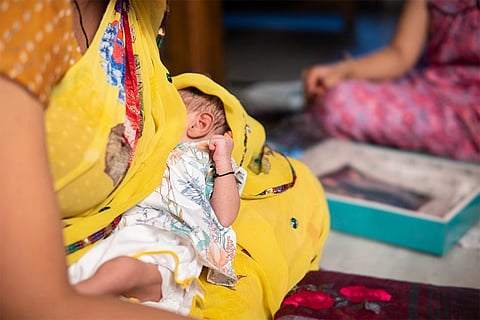 केवल 20 फीसदी देशों ने नियोक्ताओं के लिए अपनी महिला कर्मचारियों को स्तनपान के लिए अवकाश और अन्य सुविधाएं देना अनिवार्य किया है; फोटो: आईस्टॉक