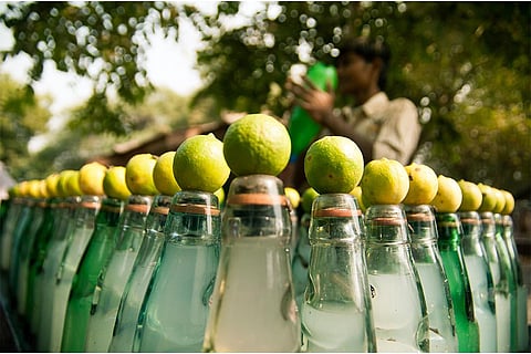 भारत में सड़क किनारे बिकता नींबू पानी; फोटो: आईस्टॉक