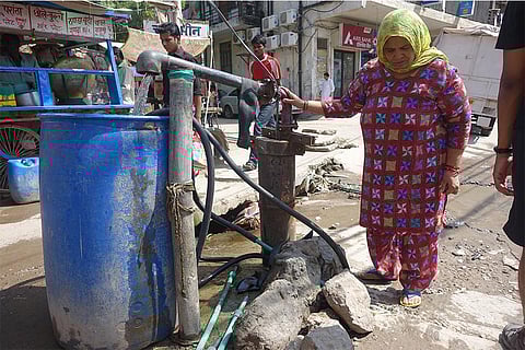 दिल्ली में पानी की जरूरतों को पूरा करने के लिए बड़े पैमाने पर भूजल का दोहन किया जाता है; फोटो: आईस्टॉक