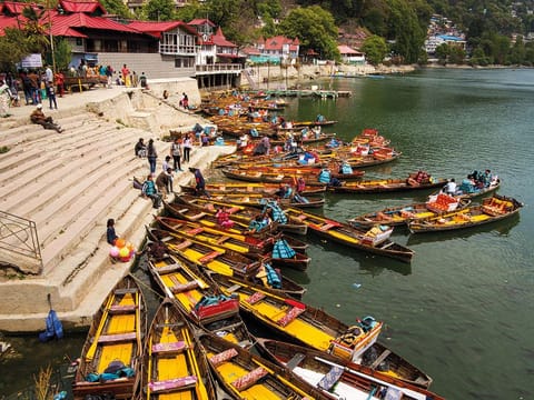 उत्तराखंड की नैनी झील के आसपास बड़े पैमाने पर निर्माण हुआ है। पिछले कुछ वर्षों से झील सूख रही है