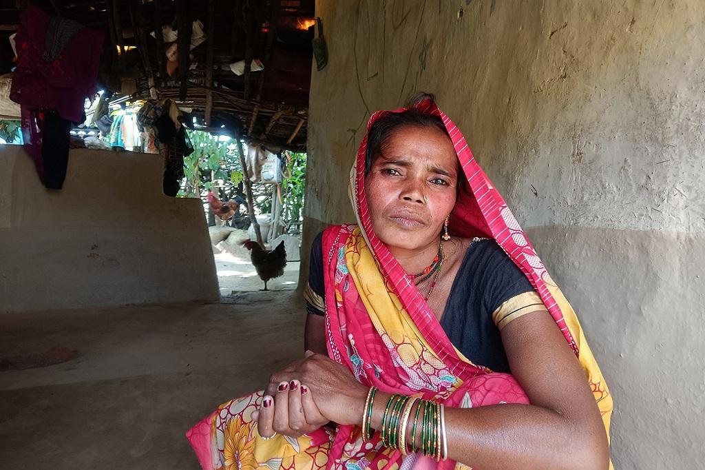 मध्यप्रदेश के पन्ना जिले की मनौर की निवासी हल्की बाई का परिवार सरकारी राशन पर निर्भर है। फोटो:  राकेश कुमार मालवीय