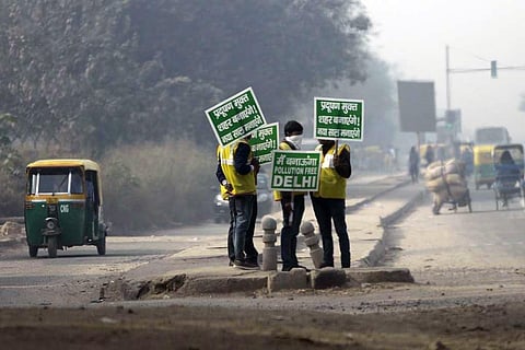 दिल्ली में लम्बे समय से प्रदूषण की समस्या चली आ रही है, जिससे निपटने के लिए अभी भी ठोस करवाई की दरकार है; फोटो: विकास चौधरी/सीएसई 
