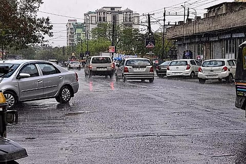 दिल्ली-एनसीआर में अभी और बरसेंगे बादल, दक्षिण समेत उत्तर के कई राज्यों में भारी बारिश