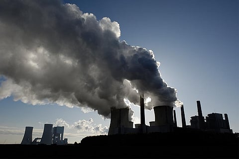 ग्रीनहाउस गैसों में तेजी से होती वृद्धि के लिए हम मनुष्य ही जिम्मेवार हैं। जीवाश्म ईंधन का बढ़ता उपयोग इसकी सबसे बड़ी वजह है; फोटो: आईस्टॉक