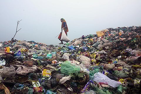 प्लास्टिक कचरे का जमा पहाड़, प्रतीकात्मक तस्वीर: आईस्टॉक