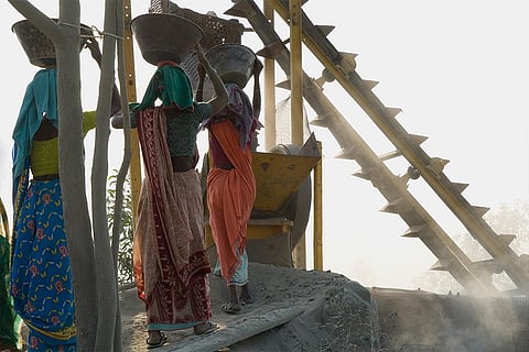 स्टोन क्रशर टोटल सस्पेंडेड पार्टिकल्स (टीएसपी) और सूक्ष्म कणों (पीएम 10) के साथ-साथ पीएम2.5 जैसे महीन कणों को भी पैदा करते हैं; फोटो: आईस्टॉक