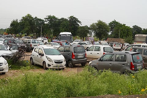 पार्क में खड़े वाहन; प्रतीकात्मक तस्वीर: आईस्टॉक  