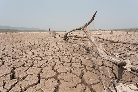 पानी की कमी से सूखा पड़ा तल; फोटो: आईस्टॉक
