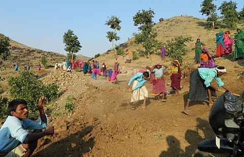 मनरेगा में काम कर रहे मजदूरों को मजदूरी का भुगतान देरी से करने पर ब्याज का भी प्रावधान है। फोटो: मोयना