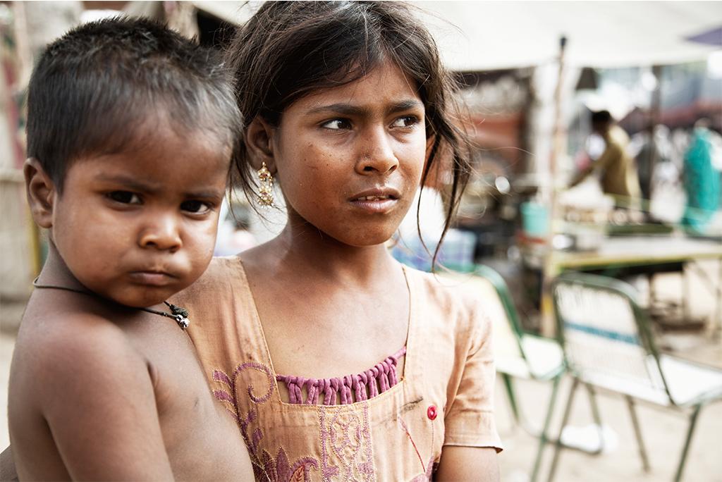 खाली पेट, टूटी चप्पल अपने बेहतर कल के लिए जद्दोजहद करता भविष्य; फोटो: आईस्टॉक