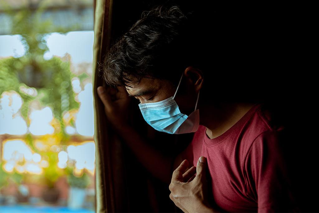 लॉन्ग कोविड की स्थिति में कोविड-19 का शिकार मरीज बीमारी के हफ्तों, महीनों या वर्षों बाद भी उससे जुड़े लक्षणों का अनुभव करते हैं; फोटो: आईस्टॉक