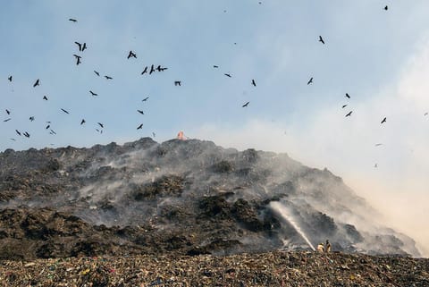 देश में लैंडफिल से उत्सर्जित होता प्रदूषण; फोटो: आईस्टॉक