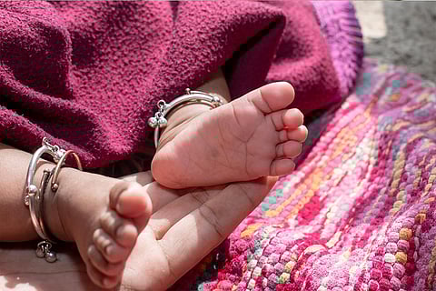  भारत दुनिया की सबसे ज्यादा आबादी वाला देश है, जो चीन को पीछे छोड़ पहले स्थान पर पहुंच गया है। लेकिन जिस तरह से देश में प्रजनन दर में गिरावट आ रही है, उससे आने वाले कुछ दशकों में देश की आबादी घट सकती है; फोटो: आईस्टॉक