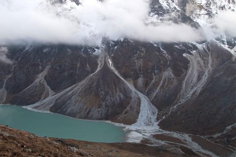 यह शोध ग्लेशियरों से बनी झीलों के विस्फोट के प्रमुख कारण के रूप में भूकंप की अवधारणा को चुनौती देता है, फोटो साभार: विकिमीडिया कॉमन्स, व्याचेस्लाव आर्गनबर्ग