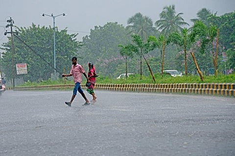कई राज्यों में गरज के साथ बौछारें, अरुणाचल में भारी बारिश, जानें कहां रहेगा लू का कहर