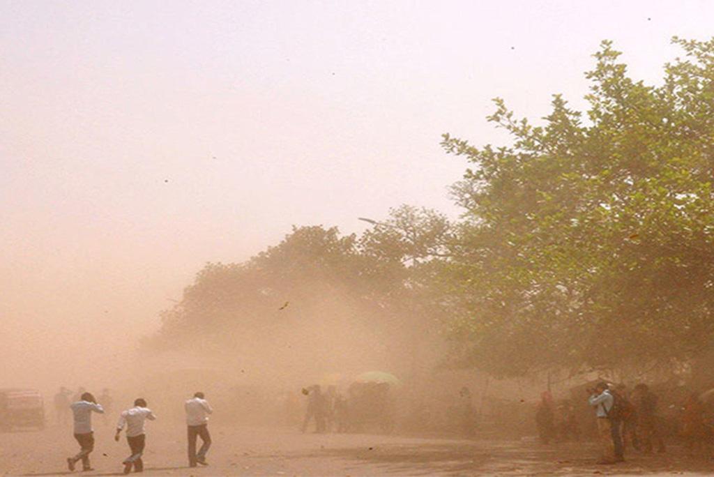 सात, आठ और 10 मई को पूर्वी उत्तर प्रदेश में धूल भरी आंधी चलने की आशंका जताई गई है, वहीं, 10 मई को हरियाणा और पश्चिमी उत्तर प्रदेश में भी धूल भरी आंधी आंधी चलने के आसार हैं।