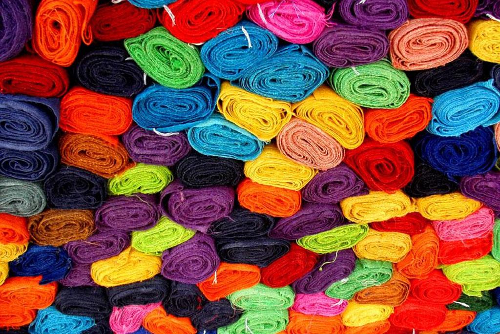 प्राकृतिक रूप से रंगीन कपास एक निश्चित प्रकार के उपभोक्ताओं को आकर्षित करता है क्योंकि यह कपड़ा उद्योग द्वारा अपनाए गए पारंपरिक दृष्टिकोण की तुलना में उनके पर्यावरणीय दृष्टिकोण के साथ अधिक मेल खाता है। फोटो साभार: विकिमीडिया कॉमन्स, केनवॉकर