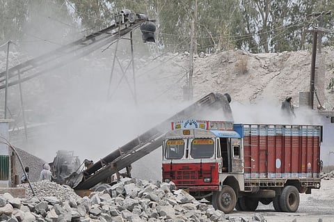 बेनामी स्टोन क्रशर्स खोद रहे खनिज के पहाड़, एनजीटी ने कहा ईडी कर सकती है जांच  