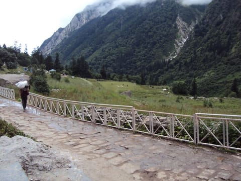 चमोली त्रासदी : 'तपोवन बैराज के गेट बंद थे और गेटवॉल पर मौजूद 60 मजदूर मलबे में बह गए'