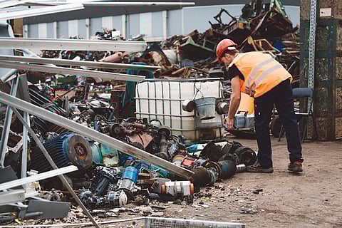 ഉപയോഗശൂന്യമായ ഇലക്ട്രോണിക് കളിപ്പാട്ടങ്ങൾ, പവർ ടൂളുകൾ, വാപ്പിംഗ് ഉപകരണങ്ങൾ എന്നിവ പോലുള്ള ചെറിയ ഇനങ്ങൾ ഇ-മാലിന്യമായി തിരിച്ചറിയുന്നതിൽ ഉപഭോക്താക്കൾ പലപ്പോഴും പരാജയപ്പെടുന്നു.