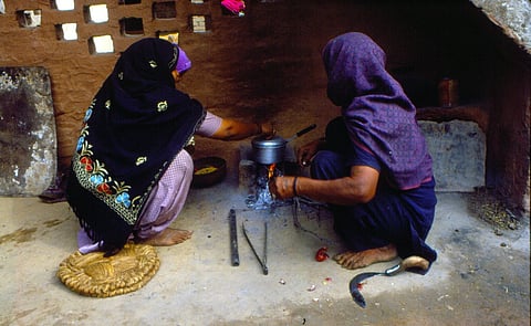 പുരുഷന്മാരെ അപേക്ഷിച്ച് ഇന്ത്യയിലെ അന്തരീക്ഷ വായു മലിനീകരണം സ്ത്രീകള് ക്ക് ആനുപാതികമല്ലെന്ന് കണക്കുകള് വ്യക്തമാക്കുന്നു