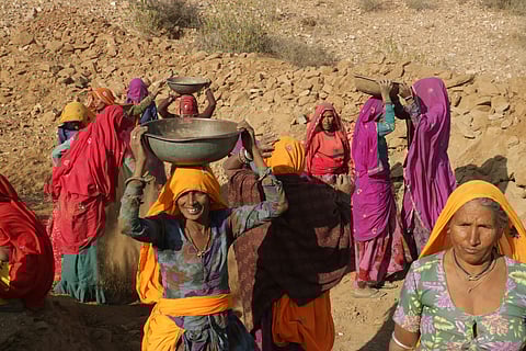 സാമ്പത്തിക സർവേ 2026: തൊഴിൽ സ്ഥിരത കൈവരിക്കും, 2050 ആകുമ്പോഴേക്കും സ്ത്രീകളുടെ പങ്കാളിത്തം 55% ആയി ഉയരും  