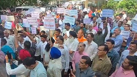 റാലിയിൽ 1,000 ഓളം പ്രതിഷേധക്കാർ ഉണ്ടായിരുന്നു.