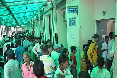 ഉത്തരാഖണ്ഡിന്റെ തലസ്ഥാനമായ ഡെറാഡൂണിലെ ഏറ്റവും വലിയ സർക്കാർ ആശുപത്രിയിൽ ചികിത്സയ്ക്കായി ജനങ്ങൾ വരിനിൽക്കുന്നു 