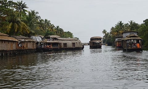 വേമ്പനാട് കായൽ നേരിടുന്ന മലിനീകരണ പ്രതിസന്ധി ഹൗസ്‌ബോട്ടുകളിൽ ഒതുങ്ങുന്നതല്ല; യാഥാർത്ഥ്യം അതിലും ഭീകരം