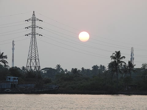 വൈദ്യുതി ഇറക്കുമതിയിൽ നിന്നും ഊർജ്ജ സ്വയംപര്യാപ്തതയിലേക്ക് കേരളത്തിന് എങ്ങനെ മാറാം? 