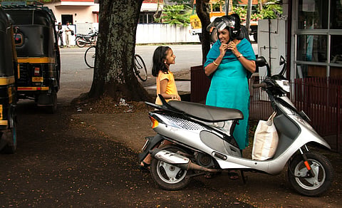 ഇന്ത്യ ഓൺ ഇ-വീൽസ്: കേരളം വാഹനങ്ങൾ വൈദ്യുതീകരിക്കുന്നു, പക്ഷെ ഇത് പരിസ്ഥിതി സൗഹൃദ ഗതാഗതത്തിന് വഴിതുറക്കുമോ?