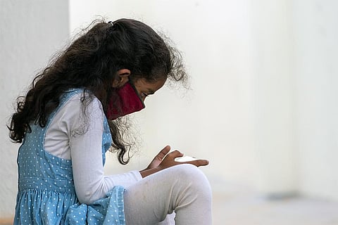 भारत की 96 फीसदी आबादी यानी 133 करोड़ लोग ऐसी हवा में सांस लेने को मजबूर हैं जहां पीएम 2.5 का वार्षिक औसत स्तर डब्ल्यूएचओ द्वारा जारी मानकों से सात गुणा खराब है; फोटो: आईस्टॉक