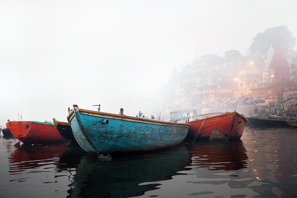 धुंध की चादर ओढ़े वाराणसी का खूबसूरत घाट; फोटो: आईस्टॉक