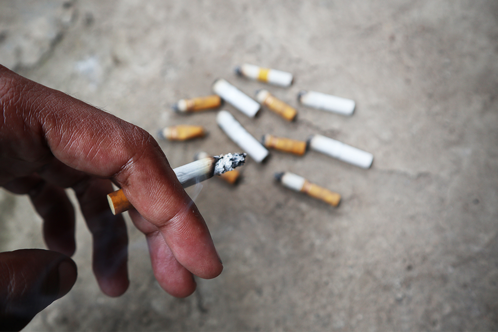 शरीर के साथ-साथ मानसिक रूप से भी कमजोर बना रही धूम्रपान की लत; फोटो: आईस्टॉक