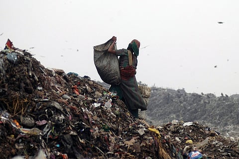 डंपसाइट पर जमा कचरे का पहाड़; प्रतीकात्मक तस्वीर: सेंटर फॉर साइंस एंड एनवायरनमेंट (सीएसई)