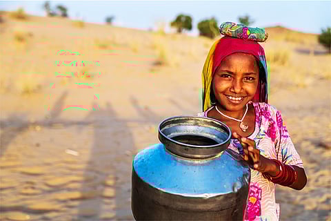 बच्चों के लिए आफत बनता बढ़ती गर्मी और लू का कहर; फोटो: आईस्टॉक