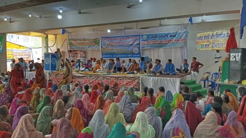 मध्य प्रदेश के बड़वानी जिले में नर्मदा बचाओ आंदोलन के 39 साल पूरे होने के अवसर पर सरदार सरोवर बांध से विस्थापित लोगों ने एक रैली का आयोजन किया गया
फोटो: एनबीए  