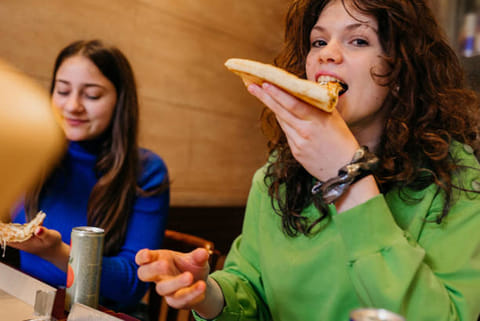 गर्भावस्था के दौरान अधिक वसायुक्त, शर्करायुक्त भोजन करने से अजन्मे बच्चे के वयस्क होने पर इनमें इंसुलिन की कमी होने की आशंका बढ़ जाती है, जिससे मधुमेह और हृदय संबंधी रोग हो सकते हैं। 