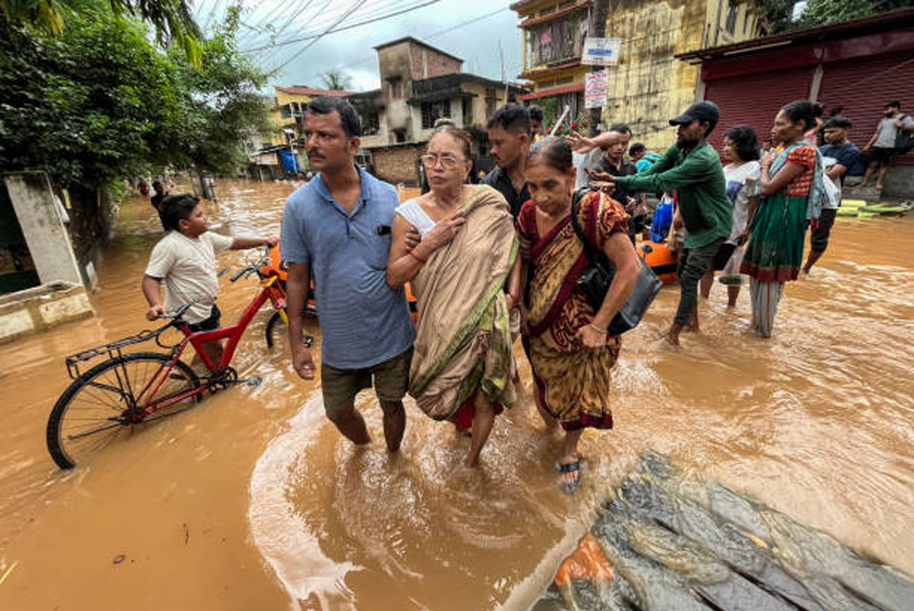 सामाजिक-आर्थिक प्रभावों की बात करें तो गरीब आबादी जलवायु परिवर्तन के कारण अधिक प्रभावित हो रही है, उन्हें अधिक खतरे उठाने पड़ रहे हैं। 