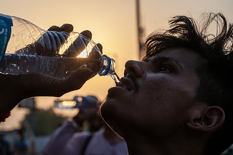बोतल बंद पानी क बढ़ती मांग क्या कंपनियों के साथ-साथ पर्यावरण और स्वास्थ्य के लिहाज से भी फायदेमंद है; फोटो: आईस्टॉक