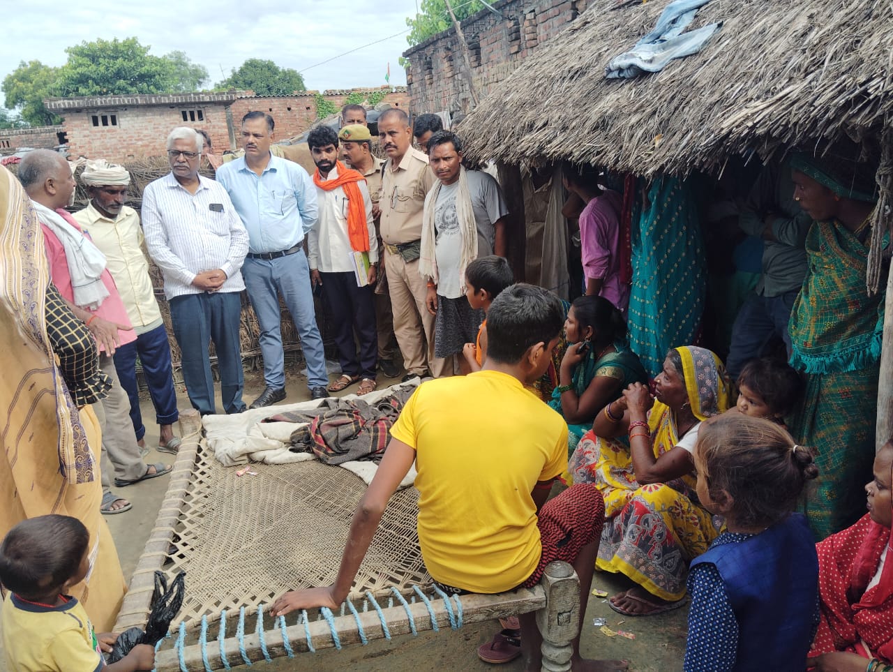 महसी क्षेत्र का पीड़ित परिवार,  फोटो : संजय सिंह